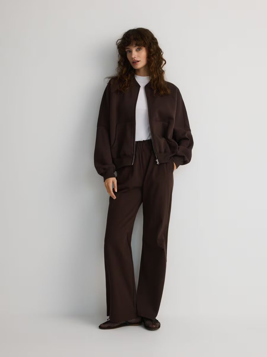 Utsvängda joggingbyxor