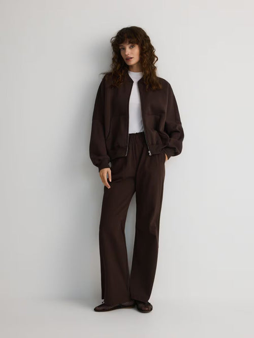 Utsvängda joggingbyxor